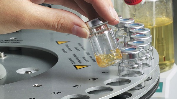 In het eigen smeermiddelenlaboratorium test Schaeffler de gebruikte smeermiddelen.