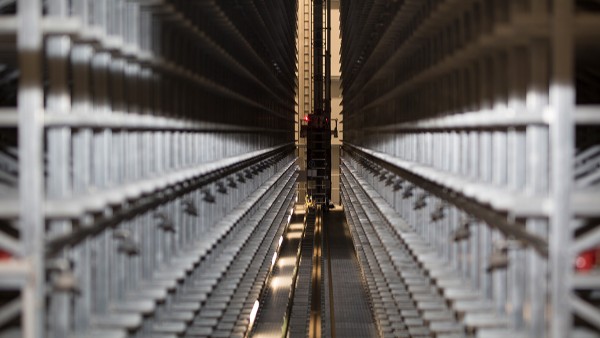 De hef- en transportaandrijvingen van de opslag- en retrievalsystemen worden continu gemonitord door SmartCheck-apparaten.